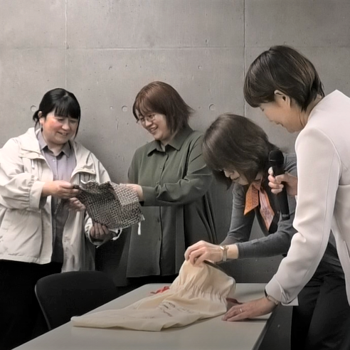 贈呈式では、組合員の皆さまに「赤ちゃんキット」の実物を手にしていただきました（写真提供：おかやまコープ）
