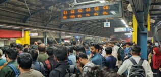 日本が支援した首都デリーの都市鉄道「デリーメトロ」。朝と夕方のラッシュ時に混みあう駅構内の様子は日本と変わらない。