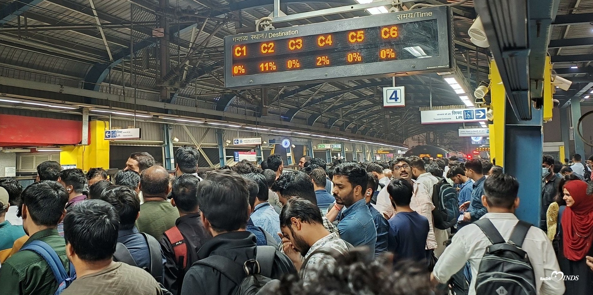 日本が支援した首都デリーの都市鉄道「デリーメトロ」。朝・夕のラッシュ時に混みあう様子は日本と変わらない。