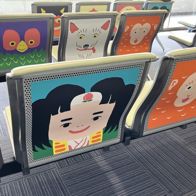 岡山空港。出発ロビーで桃太郎たちのイラストに見送られて、ほっこり。