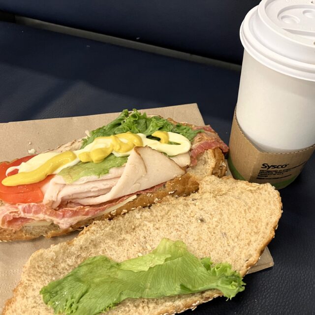 ロサンゼルス空港のサンドイッチとコーヒー。オーツ麦のパンにターキーのハムのサンドイッチはおいしかったのですが、何しろ値段が。