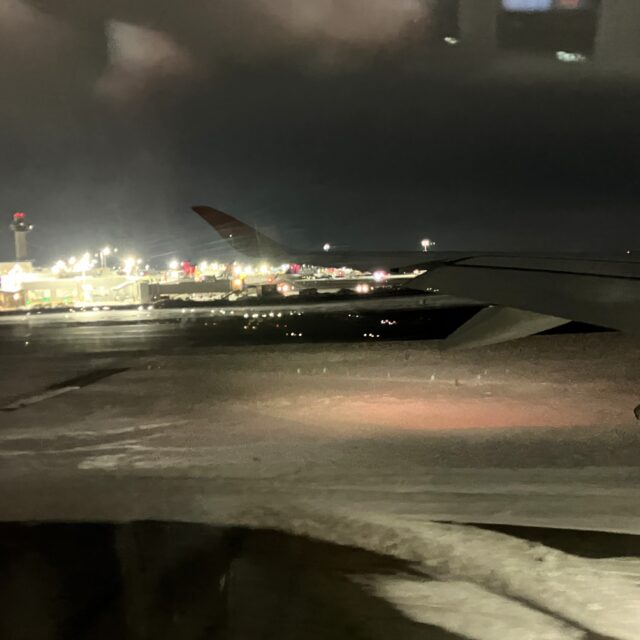 ニューヨークのJFK空港。大寒波が来ていたらしく、外は極寒。雪が積もっています。