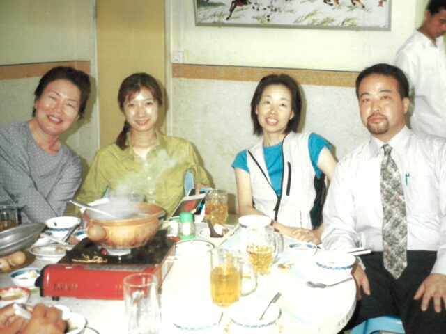 岡村さん（左端）とカンボジアにて（著者右端）